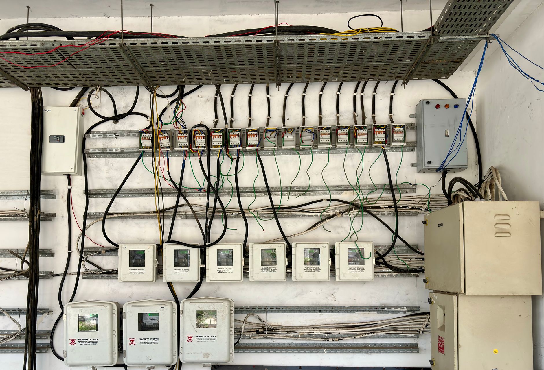 Como funciona a infraestrutura elétrica para alimentar máquinas industriais?