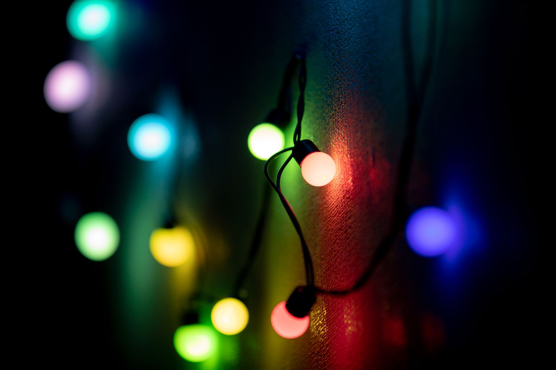 LED comum ou fita de LED: qual escolher para decoração de ambientes?