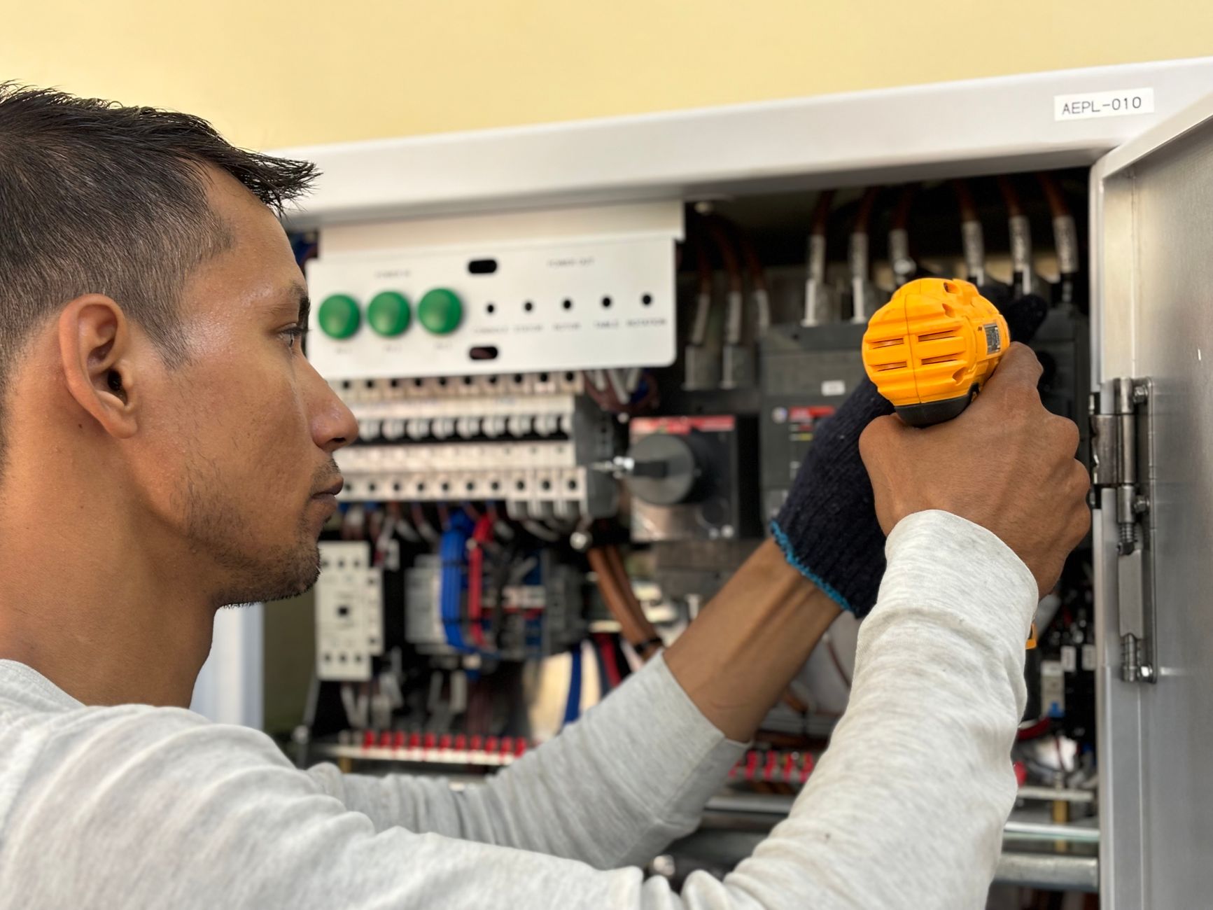 Onde encontrar um eletricista de emergência para comércio em Belo Horizonte?