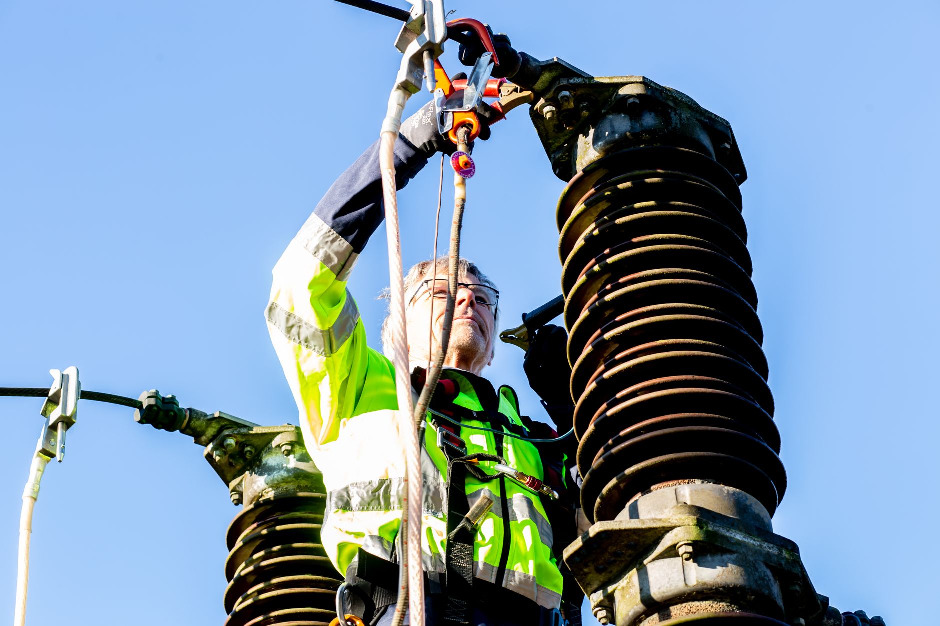 Vale a pena terceirizar a manutenção elétrica industrial?